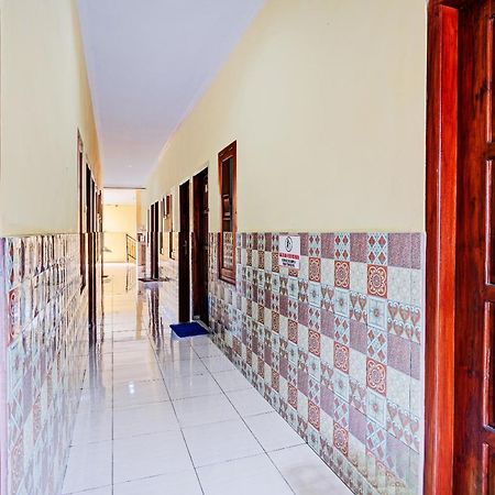 Oyo 90234 Dhoho Family Guest House Kediri  Kültér fotó