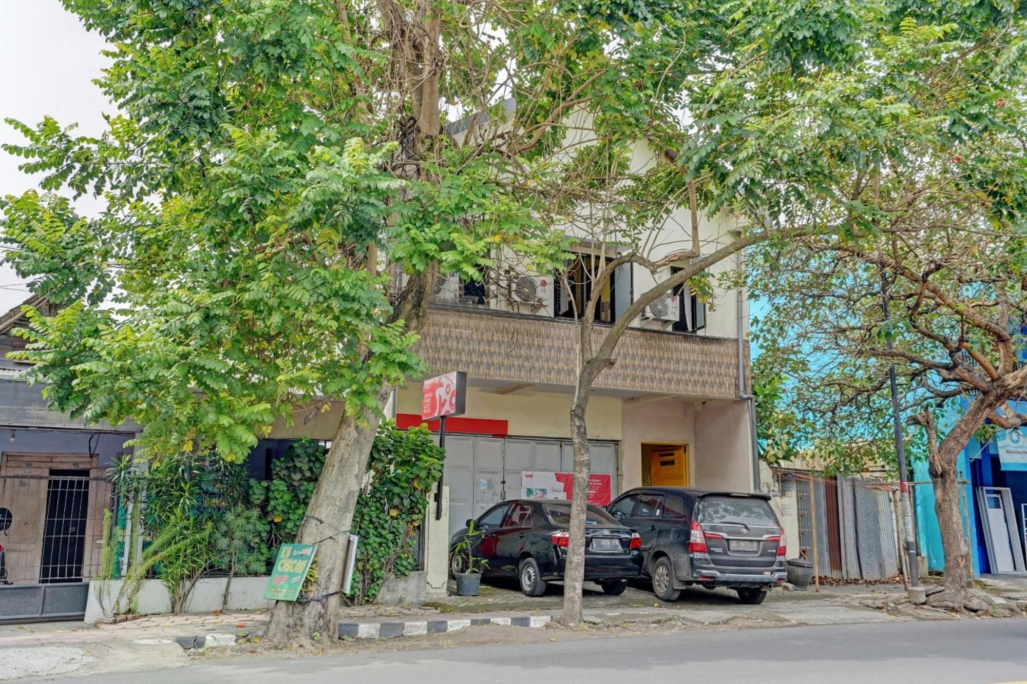 Oyo 90234 Dhoho Family Guest House Kediri  Kültér fotó