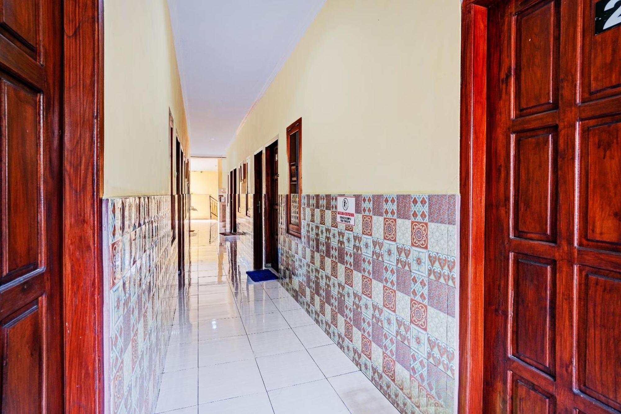 Oyo 90234 Dhoho Family Guest House Kediri  Kültér fotó