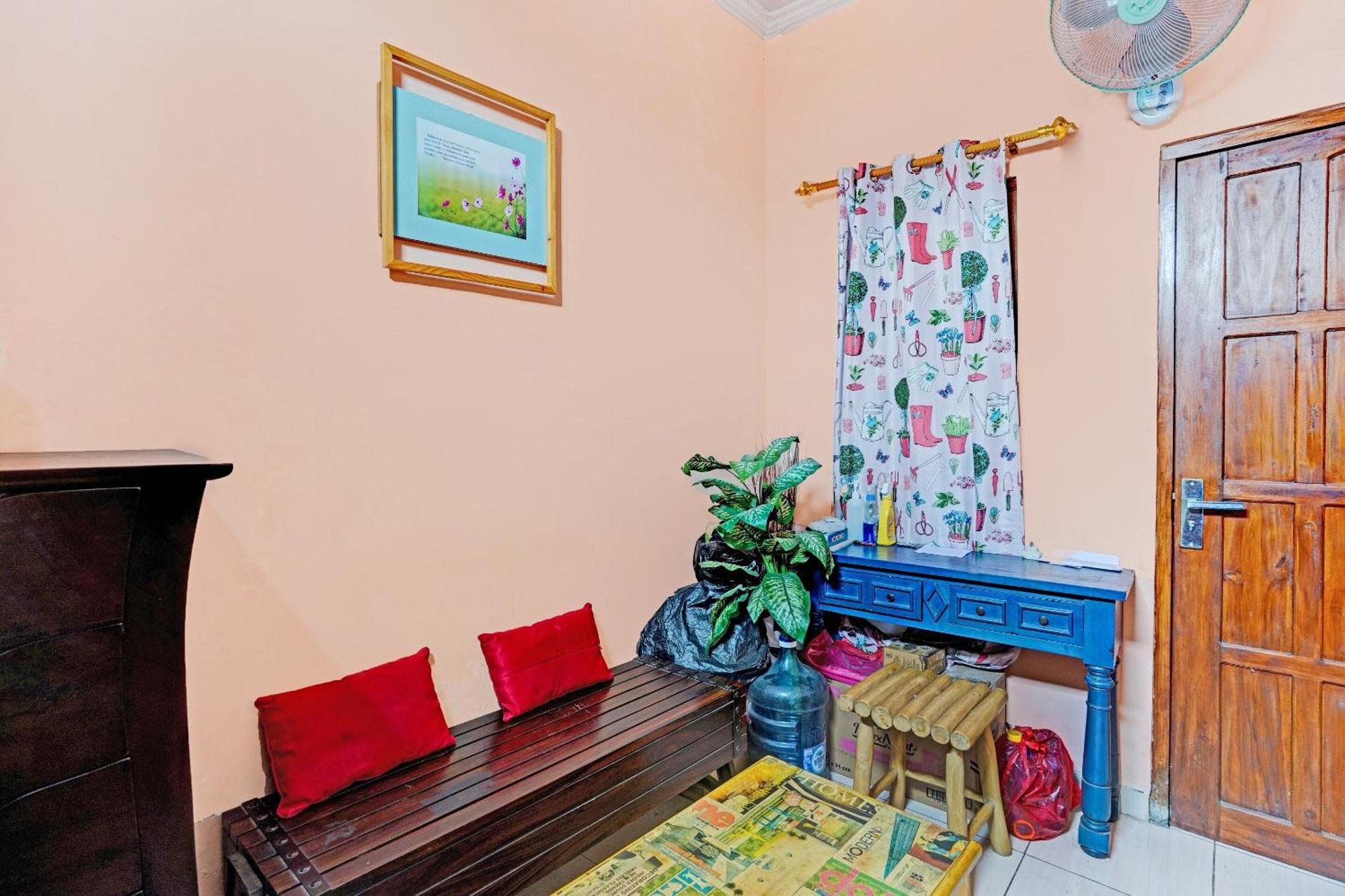 Oyo 90234 Dhoho Family Guest House Kediri  Kültér fotó
