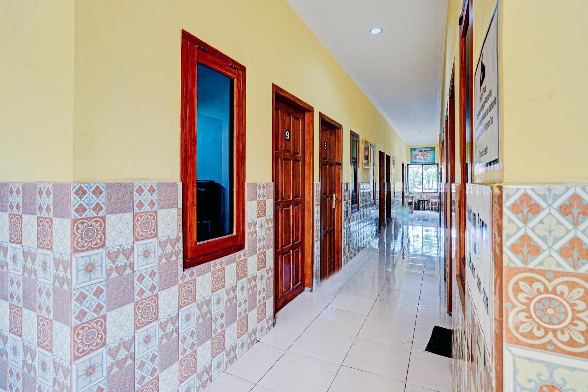 Oyo 90234 Dhoho Family Guest House Kediri  Kültér fotó