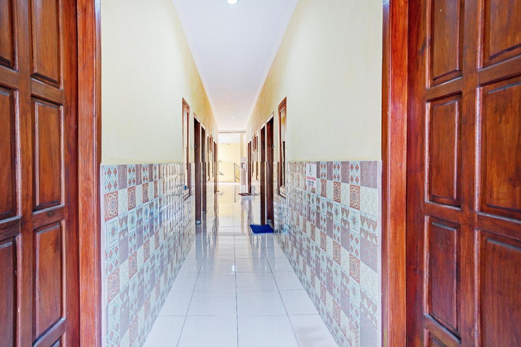 Oyo 90234 Dhoho Family Guest House Kediri  Kültér fotó