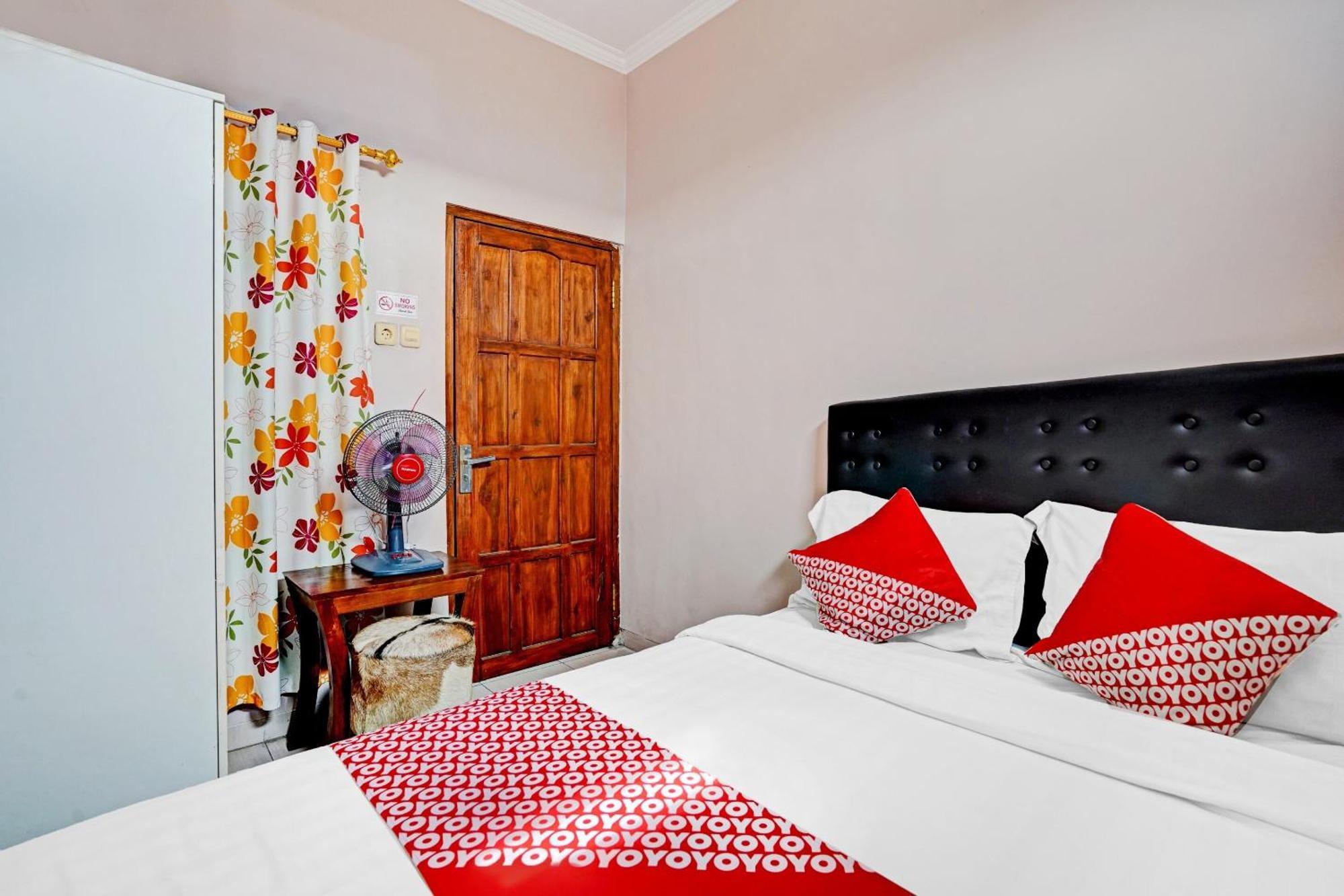 Oyo 90234 Dhoho Family Guest House Kediri  Kültér fotó