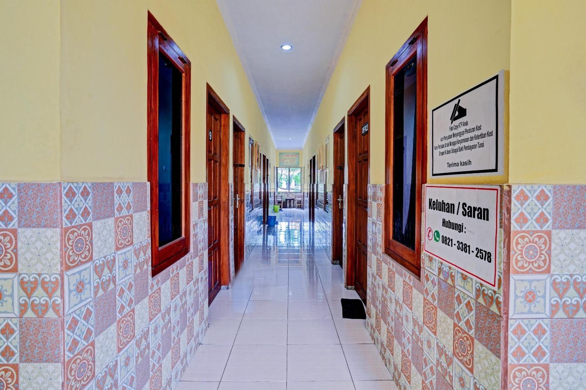 Oyo 90234 Dhoho Family Guest House Kediri  Kültér fotó
